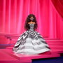 Mattel - Poupée Barbie Signature 65ème Anniversaire - Édition Châtain Hrm59 - Poupée Collection en Noir et Blanc avec Accents Saphir - Avec Socle et Certificat