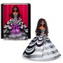 Mattel - Poupée Barbie Signature 65ème Anniversaire - Édition Châtain Hrm59 - Poupée Collection en Noir et Blanc avec Accents Saphir - Avec Socle et Certificat