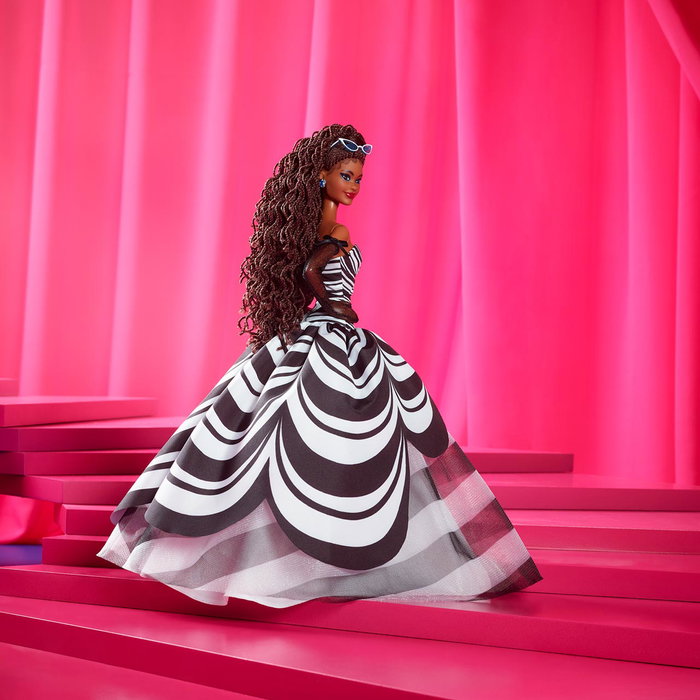 Mattel - Poupée Barbie Signature 65ème Anniversaire - Édition Châtain Hrm59 - Poupée Collection en Noir et Blanc avec Accents Saphir - Avec Socle et Certificat