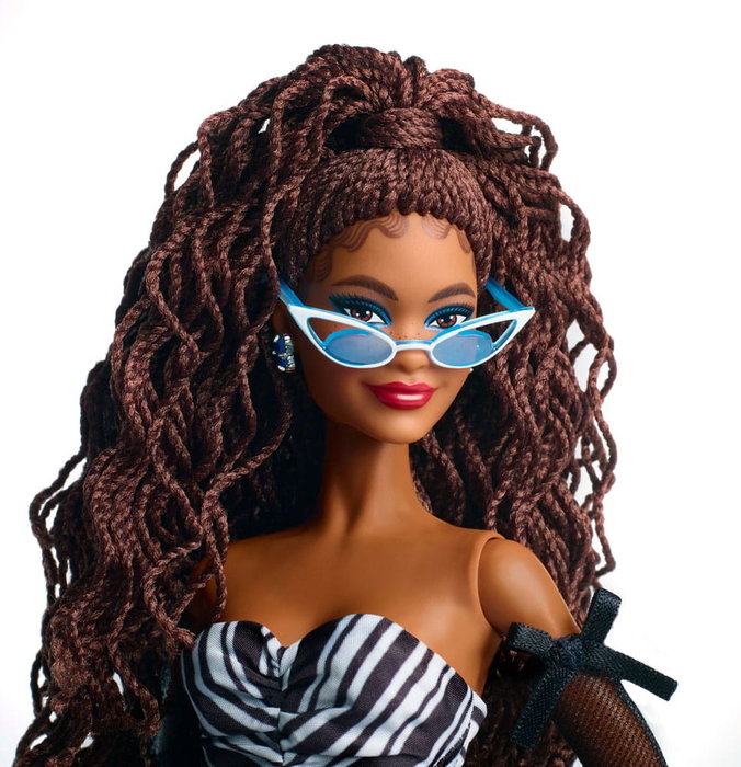 Mattel Barbie Signature 65ème Anniversaire Brunette avec Certificat d'Authenticité