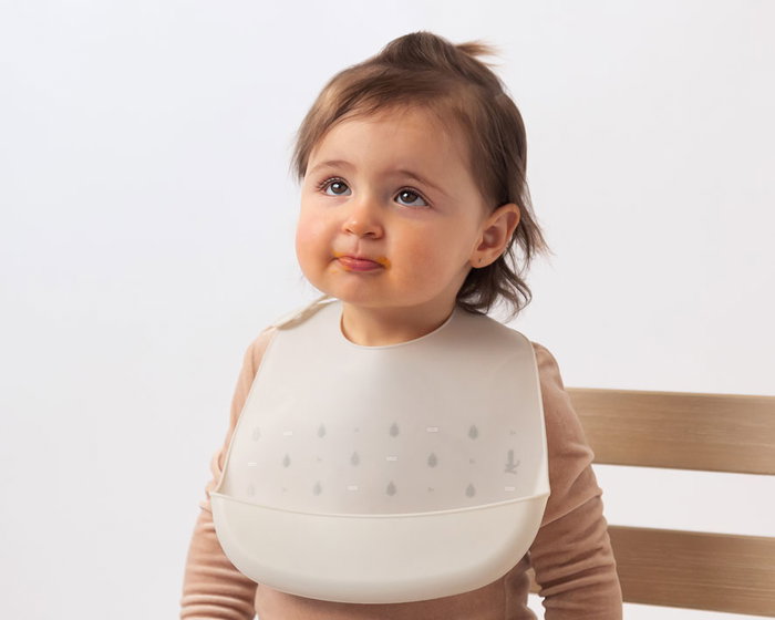 KioKids - Babéro Bébé en Silicone Gris, Imperméable et Lavable, Ajustable (7 positions) avec Poche Recueillant les Miettes, Pour Enfants à partir de 4 mois