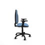 Chaise de bureau Algarra avec mécanisme de contact permanent de base, rembourrée de tissu bleu ciel. Équipée d'une base en polyamide noir, d'accoudoirs 2D et de roulettes autobloquantes