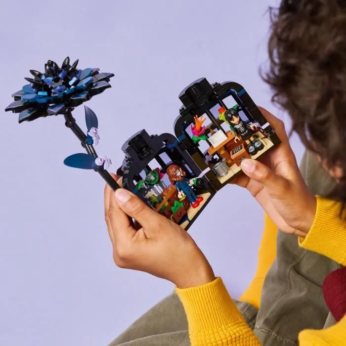 LEGO 76784 Fleur Artificielle Dahlia Noir avec Vase Mini Serre et 2 Mini-Poupées - Set de Construction Mercredi pour Enfants Dès 9 Ans