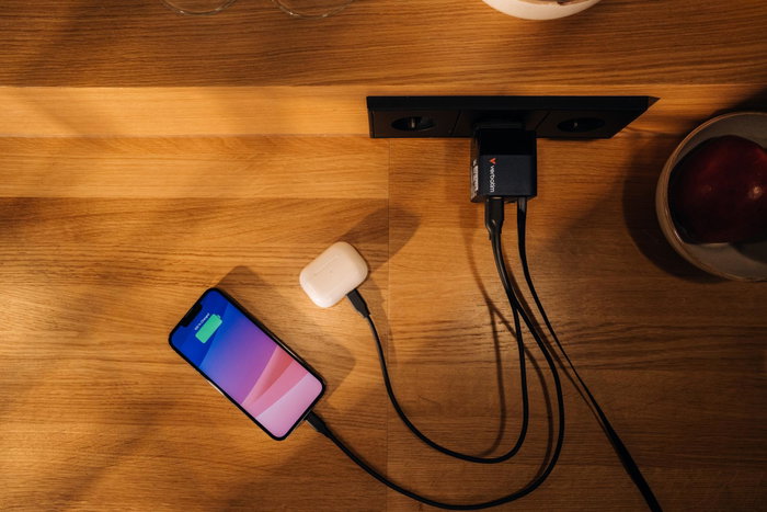 Verbatim Chargeur GaN 65 W avec câble rétractable, USB-C et USB-A, Noir