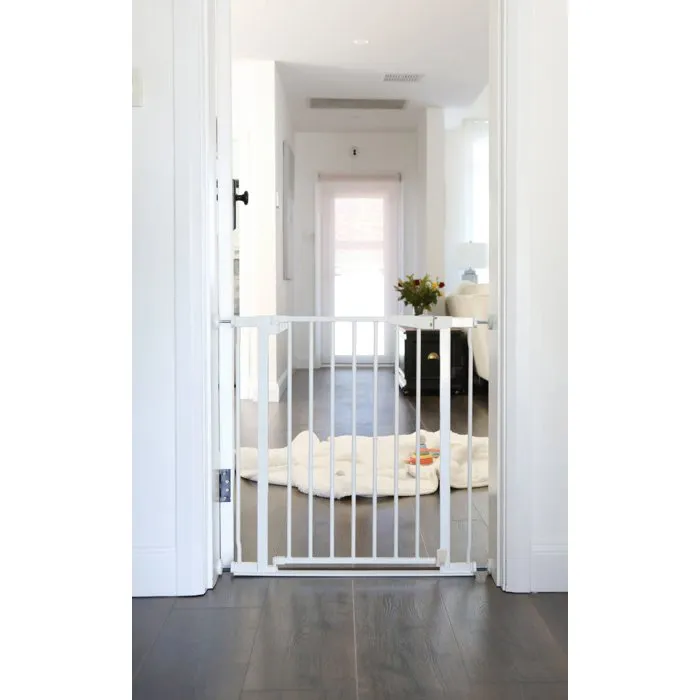 Dreambaby Barrière de sécurité Advance Auto-Close à base basse pour ouvertures 75-81 cm, 76 cm de haut - Finition blanche - Installation facile sans perçage