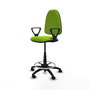 Tabouret Aýna taburete Contact permament de base Cuir écologique Vert pistache Structure polyamide noire Accoudoirs fixes Sans appui-tête Roulettes en nylon 50 mm