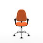 Chaise de bureau Algarra avec mécanisme de contact permanent de base, recouverte de tissu orange. Équipée d'une base chromée, d'accoudoirs fixes et de roulettes autobloquantes