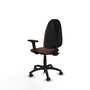Chaise de bureau Algarra avec mécanisme de contact permanent de base, rembourrée de tissu marron foncé. Équipée d'une base en polyamide noir, d'accoudoirs 2D et de roulettes pour parquet