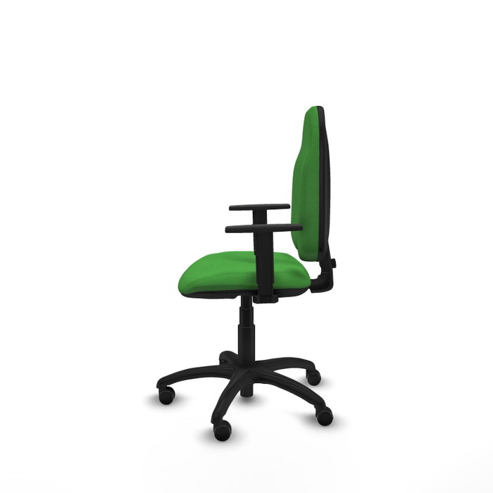 Chaise de bureau Algarra avec mécanisme de contact permanent de base, recouverte de tissu vert. Équipée d'une base en polyamide noir, d'accoudoirs 1D et de roulettes autobloquantes