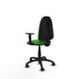 Chaise de bureau Aýna avec mécanisme de contact permanent de base, rembourrée de tissu vert. Équipée d'une base en polyamide noir, d'accoudoirs 1D et de roulettes en nylon de 50 mm