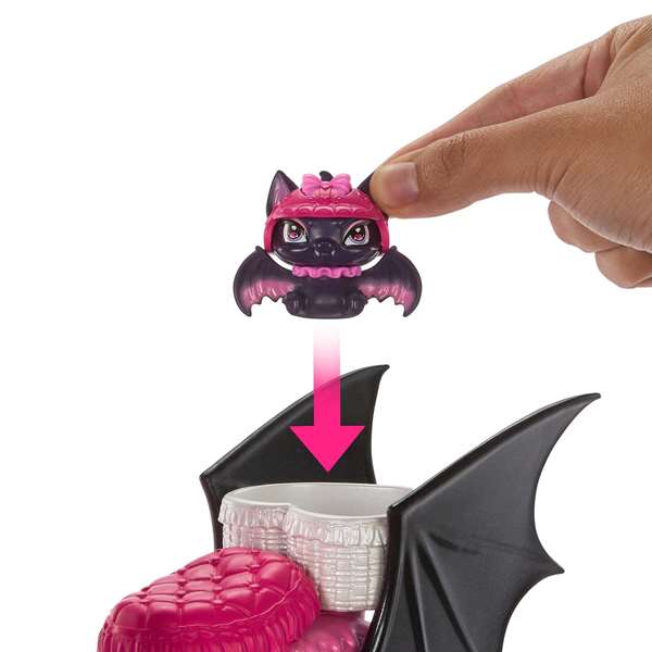 Mattel - Poupée Monster High Draculaura avec Scooter - Dimensions 21.3x27.9x9.74 cm - Jouet pour Enfants dès 4 Ans