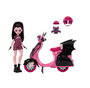 Mattel - Poupée Monster High Draculaura avec Scooter - Dimensions 21.3x27.9x9.74 cm - Jouet pour Enfants dès 4 Ans