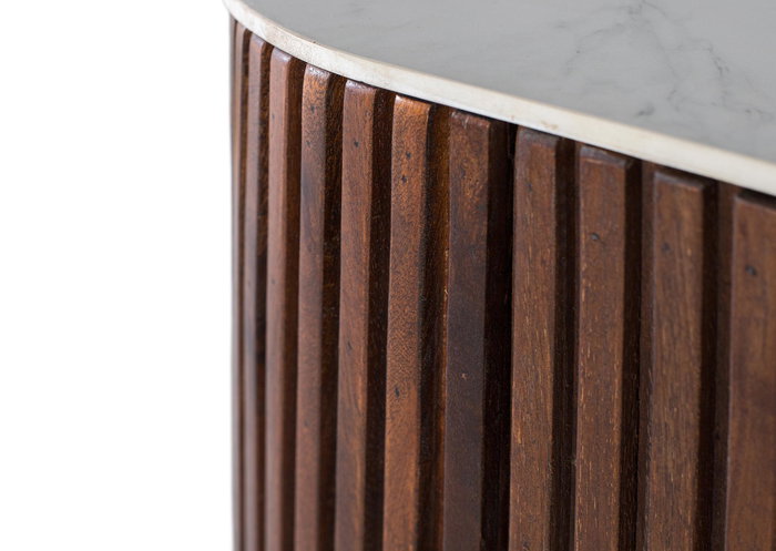 GINER Y COLOMER Aparador en bois de manguier avec côtés courbes et plateau en marbre synthétique blanc, finition noyer, dimensions 150 cm