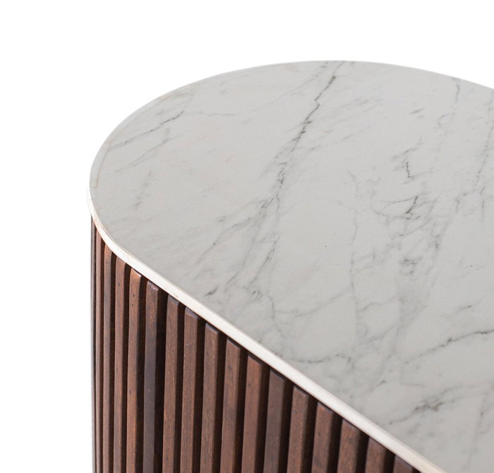 GINER Y COLOMER Aparador en bois de manguier avec côtés courbes et plateau en marbre synthétique blanc, finition noyer, dimensions 150 cm
