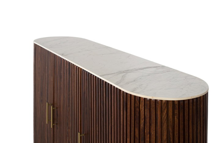 GINER Y COLOMER Aparador en bois de manguier avec côtés courbes et plateau en marbre synthétique blanc, finition noyer, dimensions 150 cm