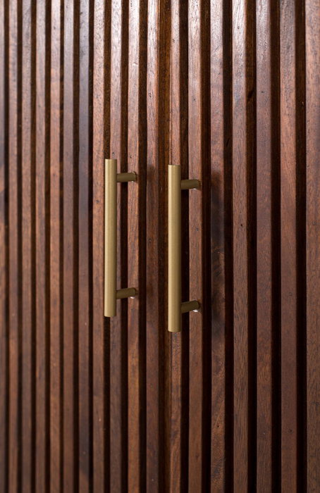 GINER Y COLOMER Aparador en bois de manguier avec côtés courbes et plateau en marbre synthétique blanc, finition noyer, dimensions 150 cm