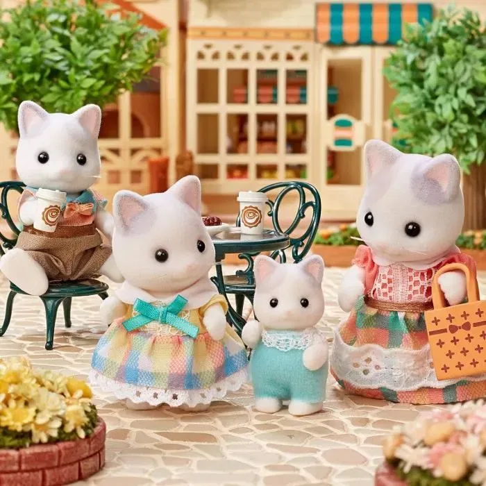 Sylvanian Families 5738 - La Famille Chat Latté - Figurines Articulées avec 4 Personnages et Accessoires (Maman, Papa, Fille, Bébé)