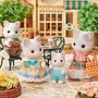 Sylvanian Families 5738 - La Famille Chat Latté - Figurines Articulées avec 4 Personnages et Accessoires (Maman, Papa, Fille, Bébé)