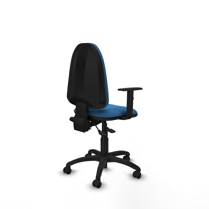 Chaise de bureau Aýna avec mécanisme Asincro, revêtement en simili cuir bleu clair. Équipée d'une base en polyamide noir, d'accoudoirs 1D et de roulettes pour parquet
