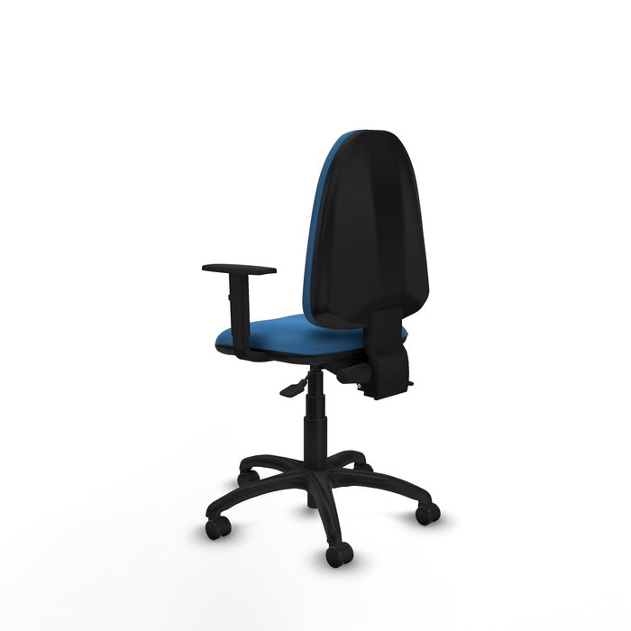Chaise de bureau Aýna avec mécanisme Asincro, revêtement en simili cuir bleu clair. Équipée d'une base en polyamide noir, d'accoudoirs 1D et de roulettes pour parquet