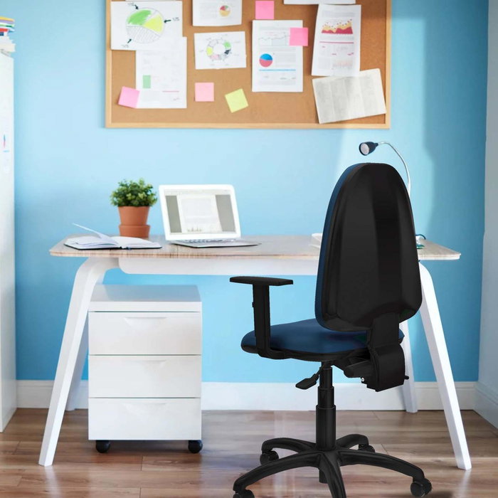 Chaise de bureau Aýna avec mécanisme Asincro, revêtement en simili cuir bleu clair. Équipée d'une base en polyamide noir, d'accoudoirs 1D et de roulettes pour parquet