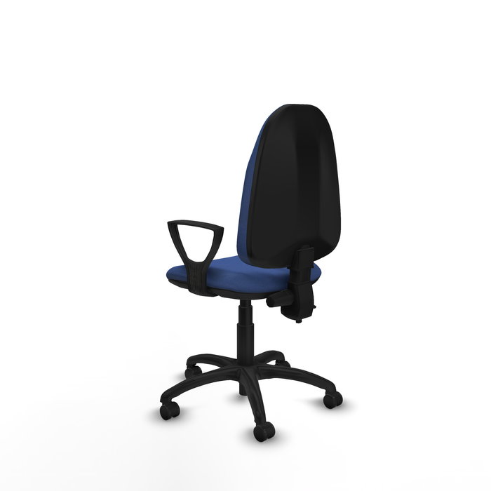 Chaise de bureau Algarra avec mécanisme à double poignée à contact permanent, recouverte de tissu bleu marine. Équipée d'une base en polyamide noir, d'accoudoirs fixes et de roulettes autobloquantes.