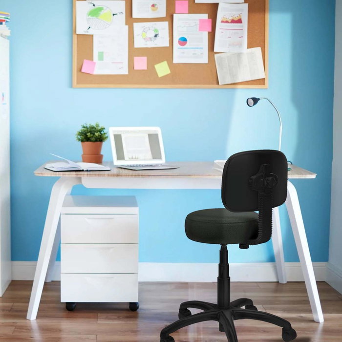 Chaise de bureau Llanos avec mécanisme Contacto Lama, rembourrée de tissu turquoise. Équipée d'une base en polyamide noir, sans accoudoirs et de roulettes en nylon de 50 mm.