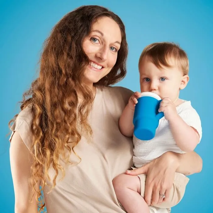 Infantino Ma première tasse anti-fuite en silicone pour bébé, 25.5cl, avec paille et poignée, couleur bleu océan Infantino Ma première tasse anti-fuite en silicone pour bébé, 25.5cl, avec paille et poignée, couleur bleu océan