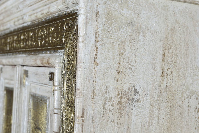 GINER Y COLOMER Armoire en Bois de Manguier Blanc Vieilli avec Finition Craquelé et Détails en Bronze