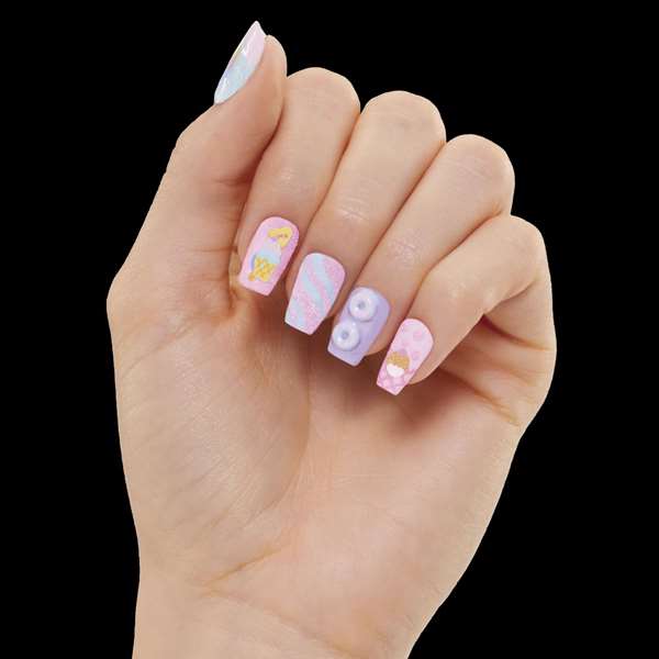 MGA Poupée L.O.L. Surprise OMG Sweet Nails avec boutique de bonbons Candylicious - Langue espagnole - 31.75x21.92x26.27 cm