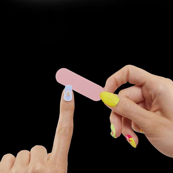 MGA Poupée L.O.L. Surprise OMG Sweet Nails avec boutique de bonbons Candylicious - Langue espagnole - 31.75x21.92x26.27 cm