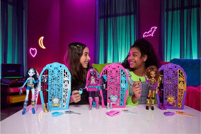 Mattel - Poupée Monster High Skulltimate Secrets Catty avec armoire et plus de 19 surprises