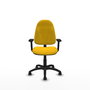 Chaise de bureau Algarra avec mécanisme de contact permanent de base, recouverte de tissu jaune. Équipée d'une base en polyamide noir, d'accoudoirs 2D et de roulettes autobloquantes