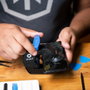 iFixit Anti-Clamp - Pince à ventouse pour réparation mains-libres, outil de précision pour écrans smartphone, tablette et PC, ouverture sans fissure, force ajustable à l'infini