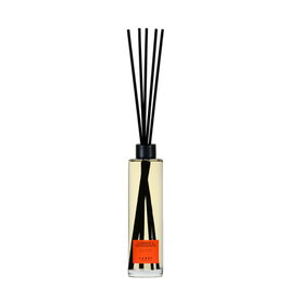 Label Diffuseur à bâtons parfumé Cassis & Santal - Notes de tête fraîches de bergamote, groseille, fleurs et fond boisées, vanille pour une atmosphère luxueuse et mystérieuse