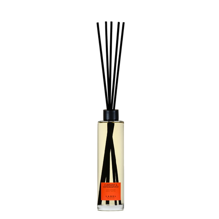 Label Diffuseur à bâtons parfumé Cassis & Santal - Notes de tête fraîches de bergamote, groseille, fleurs et fond boisées, vanille pour une atmosphère luxueuse et mystérieuse