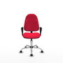 Chaise de bureau Algarra avec mécanisme de contact permanent de base, recouverte de tissu rouge. Équipée d'une base chromée, d'accoudoirs fixes et de roulettes autobloquantes.
