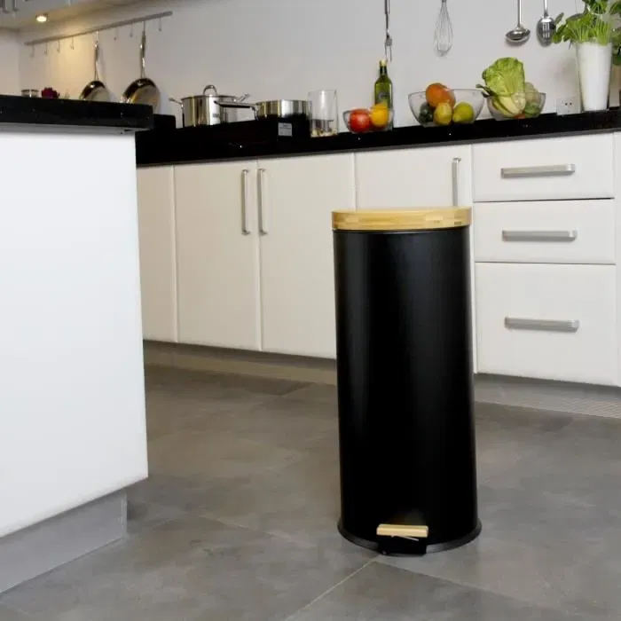 Kitchen Move Poubelle de cuisine à pédale Forest 30 L noir mat - En acier inoxydable et bambou - Capacité 30 litres Kitchen Move Poubelle de cuisine à pédale Forest 30 L noir mat - En acier inoxydable et bambou - Capacité 30 litres