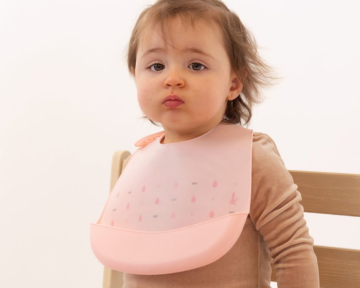 KioKids Bavoir en silicone réglable rose avec poche anti-miettes - Kiokids Petits Moments - +4 mois