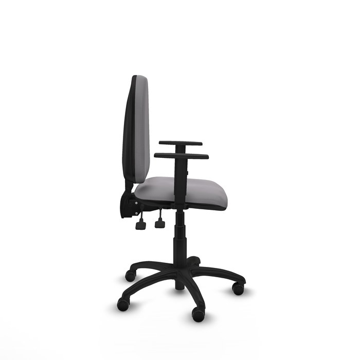 Chaise de bureau Aýna avec mécanisme Asincro, revêtement en simili cuir gris. Équipée d'une base en polyamide noir, d'accoudoirs 1D et de roulettes pour parquet