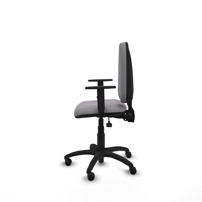 Chaise de bureau Aýna avec mécanisme Asincro, revêtement en simili cuir gris. Équipée d'une base en polyamide noir, d'accoudoirs 1D et de roulettes pour parquet