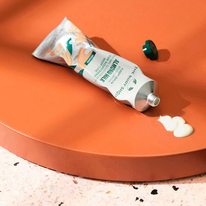The Body Shop Baume pour les mains au lait d'amande, 100 ml, avec beurre de karité, texture légère non collante, hydratant, certifié Vegan Society