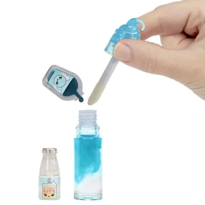 Yummiland - Poupée Callie 10 cm avec Kit de Création de Gloss Pailleté Goût Gâteau d'Anniversaire - Jouet à Collectionner dès 4 Ans