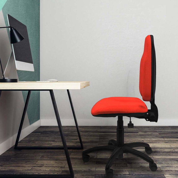Chaise de bureau Algarra avec mécanisme Asincro, revêtue de tissu couleur grenat. Équipée d'une base en polyamide noir, sans accoudoirs et de roulettes en nylon de 50 mm.