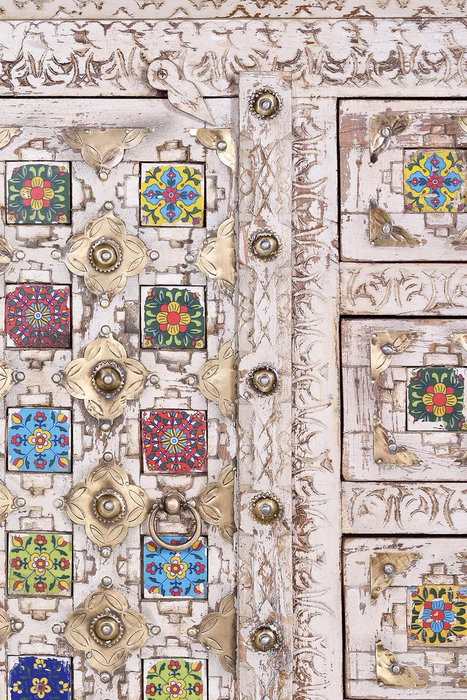 GINER Y COLOMER Buffet en bois de manguier avec détails en céramique et bronze, finition blanc vieilli, 150 x 45 x 95 cm