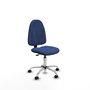 Chaise de bureau Algarra avec mécanisme de contact permanent de base, recouverte de tissu bleu marine. Équipée d'une base chromée, sans accoudoirs et de roulettes autobloquantes.