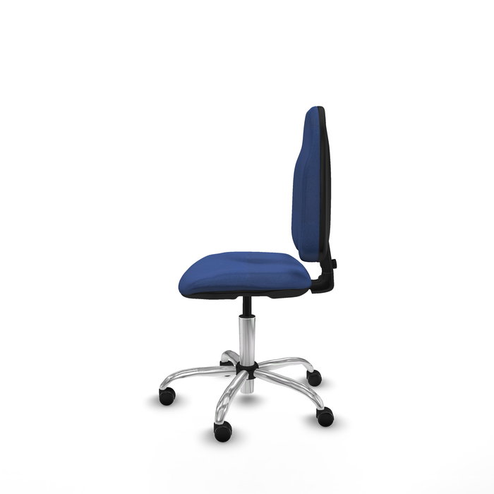 Chaise de bureau Algarra avec mécanisme de contact permanent de base, recouverte de tissu bleu marine. Équipée d'une base chromée, sans accoudoirs et de roulettes autobloquantes.