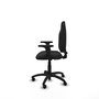 Chaise de bureau Algarra avec mécanisme de contact permanent de base, revêtue de similicuir noir. Équipée d'un piètement en polyamide noir, d'accoudoirs 2D et de roulettes pour parquet