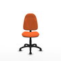Chaise de bureau Algarra avec mécanisme de contact permanent de base, rembourrée de tissu orange. Équipée d'une base en polyamide noir, sans accoudoirs et avec roulettes pour parquet.