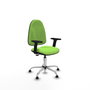 Chaise de bureau Algarra avec mécanisme Contact permanent de base, rembourrée de tissu couleur Pistache. Équipée d'une base chromée, d'accoudoirs 2D et de butées